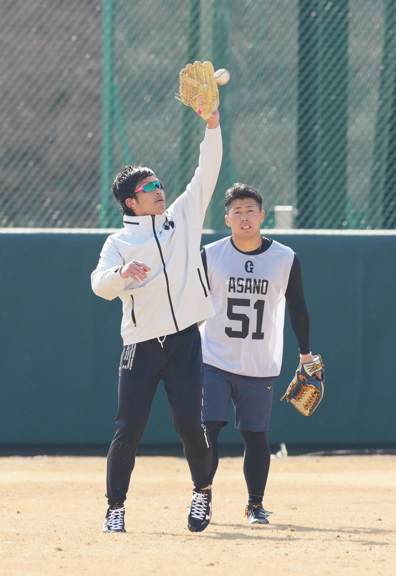 ジャイアンツ球場での自主トレで、巨人ドラフト1位の浅野（右）ら新人と外野ノックを受ける松田（撮影・江口和貴）