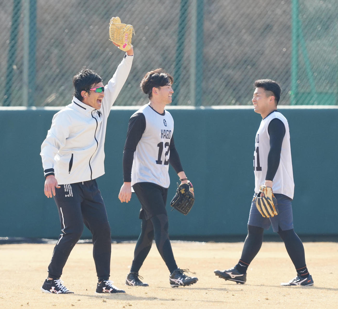 ジャイアンツ球場での自主トレで、巨人ドラフト1位の浅野（右）ら新人と外野ノックを受ける松田。中央は2位の萩尾（撮影・江口和貴）