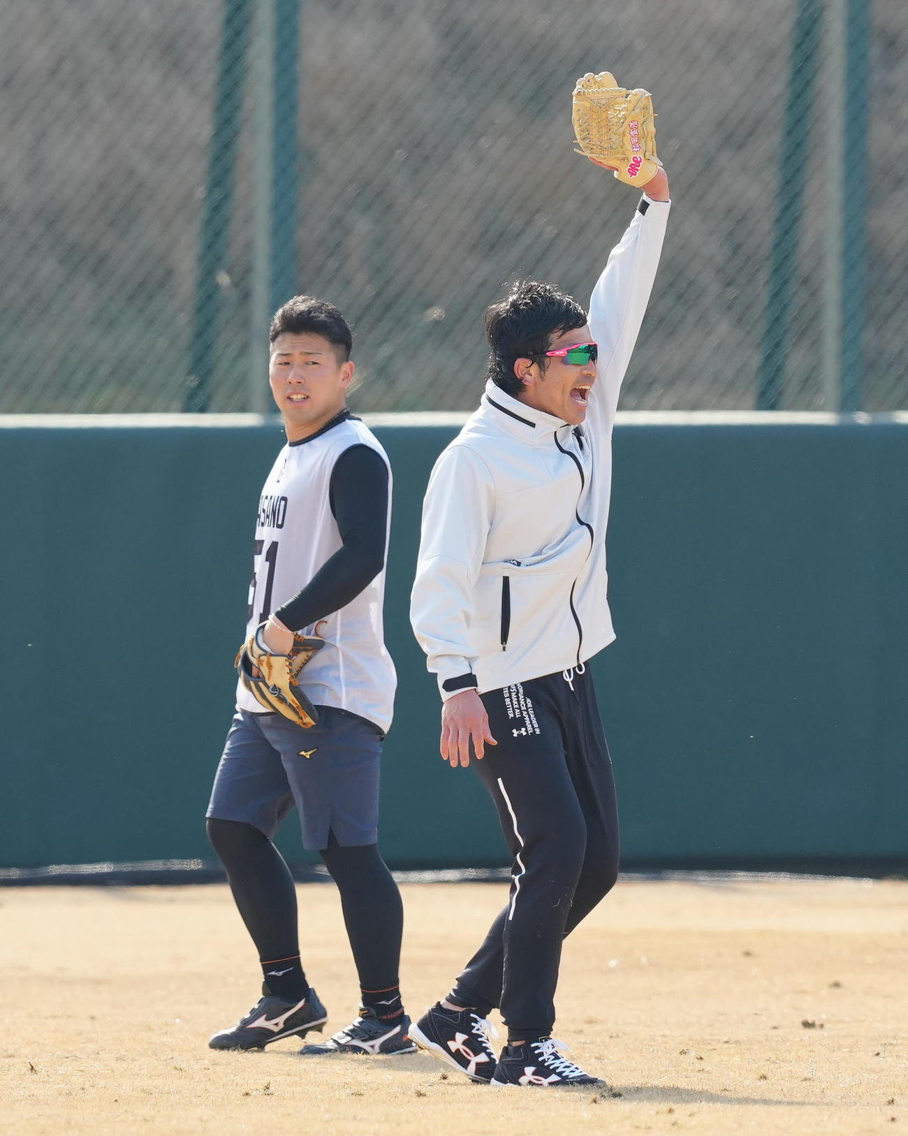 ジャイアンツ球場での自主トレで、巨人ドラフト1位の浅野（左）ら新人と外野ノックを受ける松田（撮影・江口和貴）