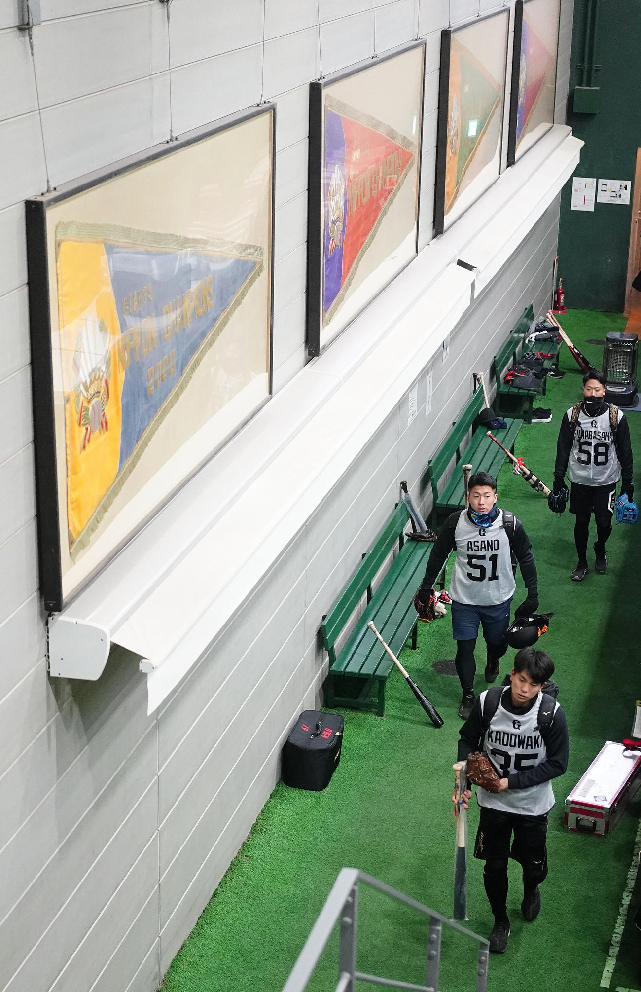 新人合同自主トレに向かう巨人ドラフト1位の浅野（中央）ら。手前は同4位の門脇、後方は同5位の船迫（撮影・江口和貴）