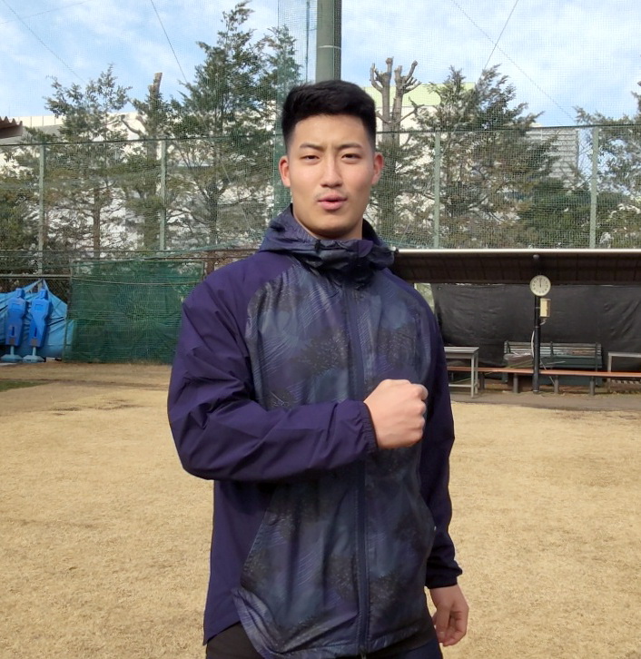 なかやまきんに君のモノマネを披露するロッテドラフト1位の菊地（撮影・鎌田直秀）