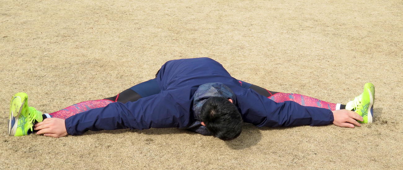 股割りで胸まで地面につけるロッテドラフト1位の菊地（撮影・鎌田直秀）