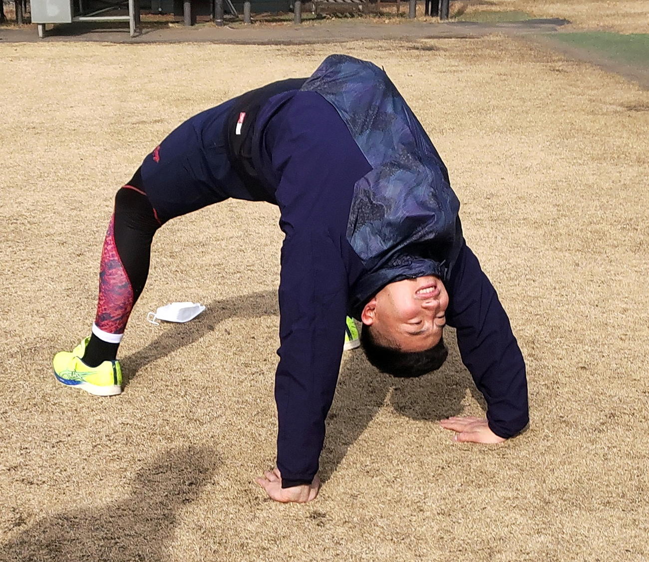 ブリッジを披露するロッテドラフト1位の菊地（撮影・鎌田直秀）