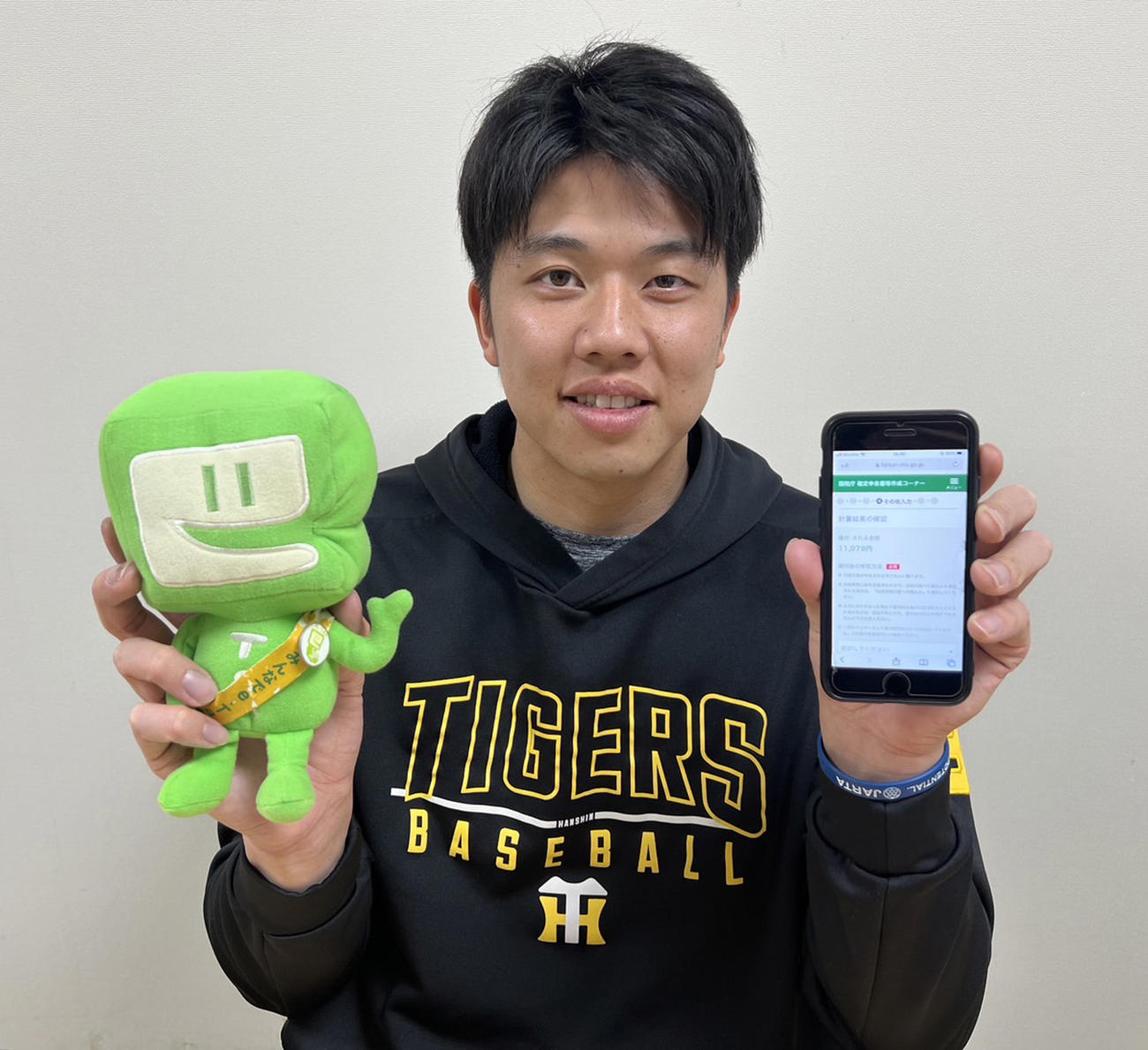 大阪国税局主催の「e－Taxを利用したスマホでの確定申告PR」イベントにリモート出演した阪神才木（球団提供）