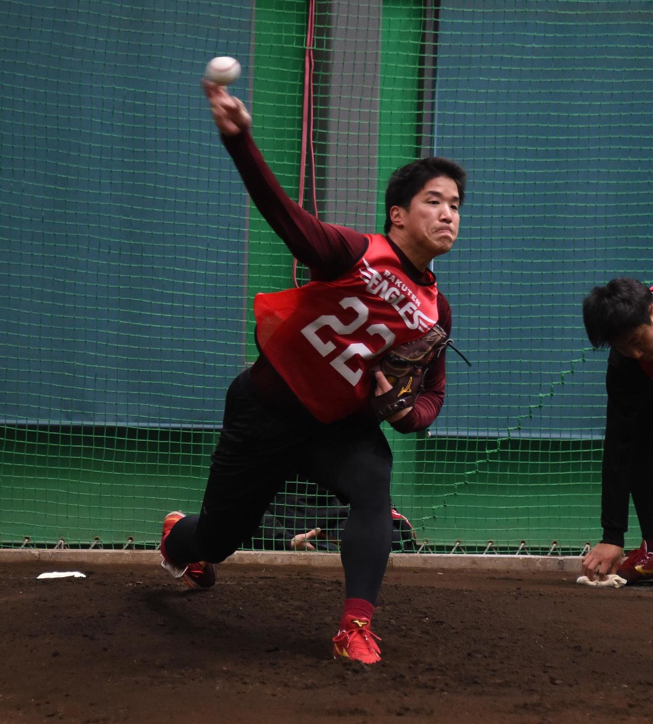 ブルペンで力強く投げ込む楽天ドラフト2位の小孫（撮影・鈴木正章）