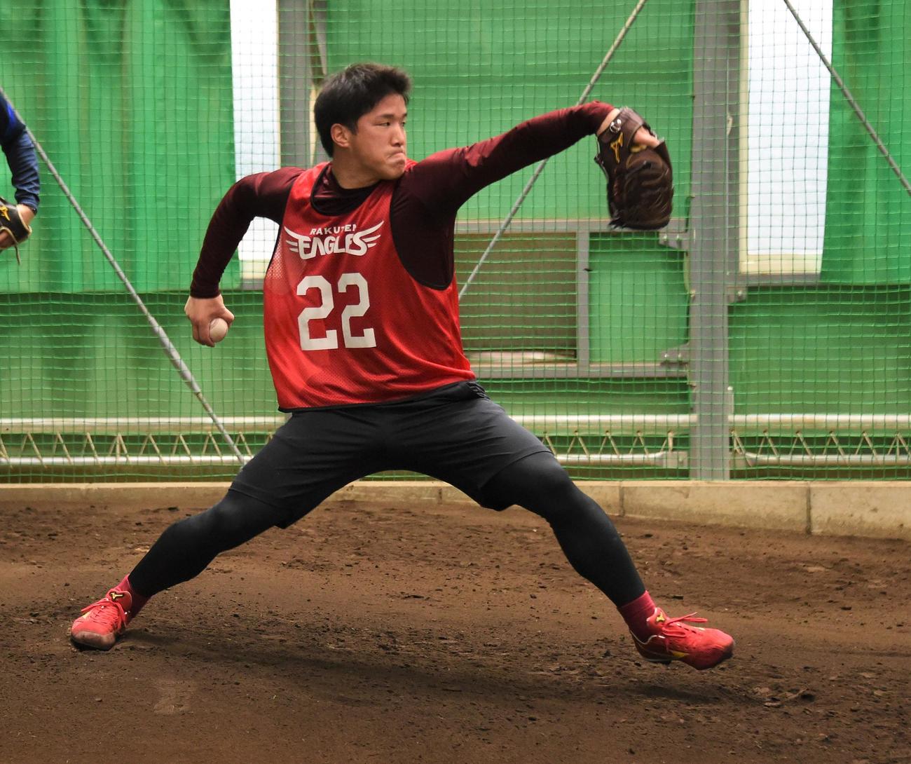 ブルペンで力強く投げ込む楽天ドラフト2位の小孫（撮影・鈴木正章）