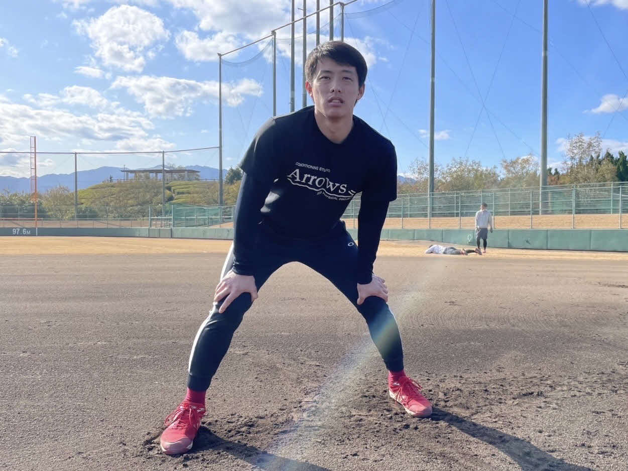 愛媛県内で自主トレーニングに励む楽天辰己（楽天野球団提供）