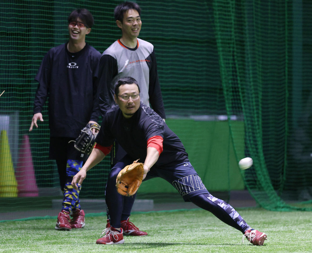 広島合同自主トレ　ノックを受ける松山。後ろは左から宇草、秋山（撮影・加藤孝規）