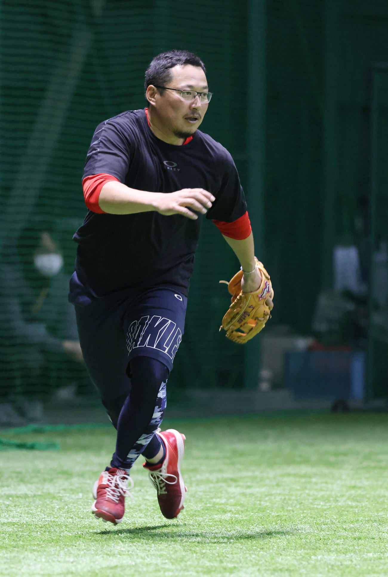 広島合同自主トレ　ノックを受ける松山（撮影・加藤孝規）