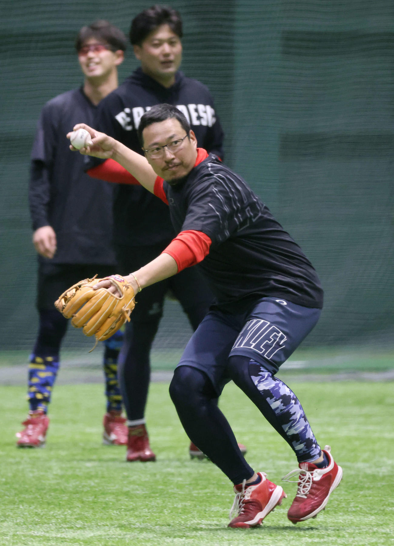 広島合同自主トレ　ノックを受ける松山。後ろは左から宇草、末包（撮影・加藤孝規）