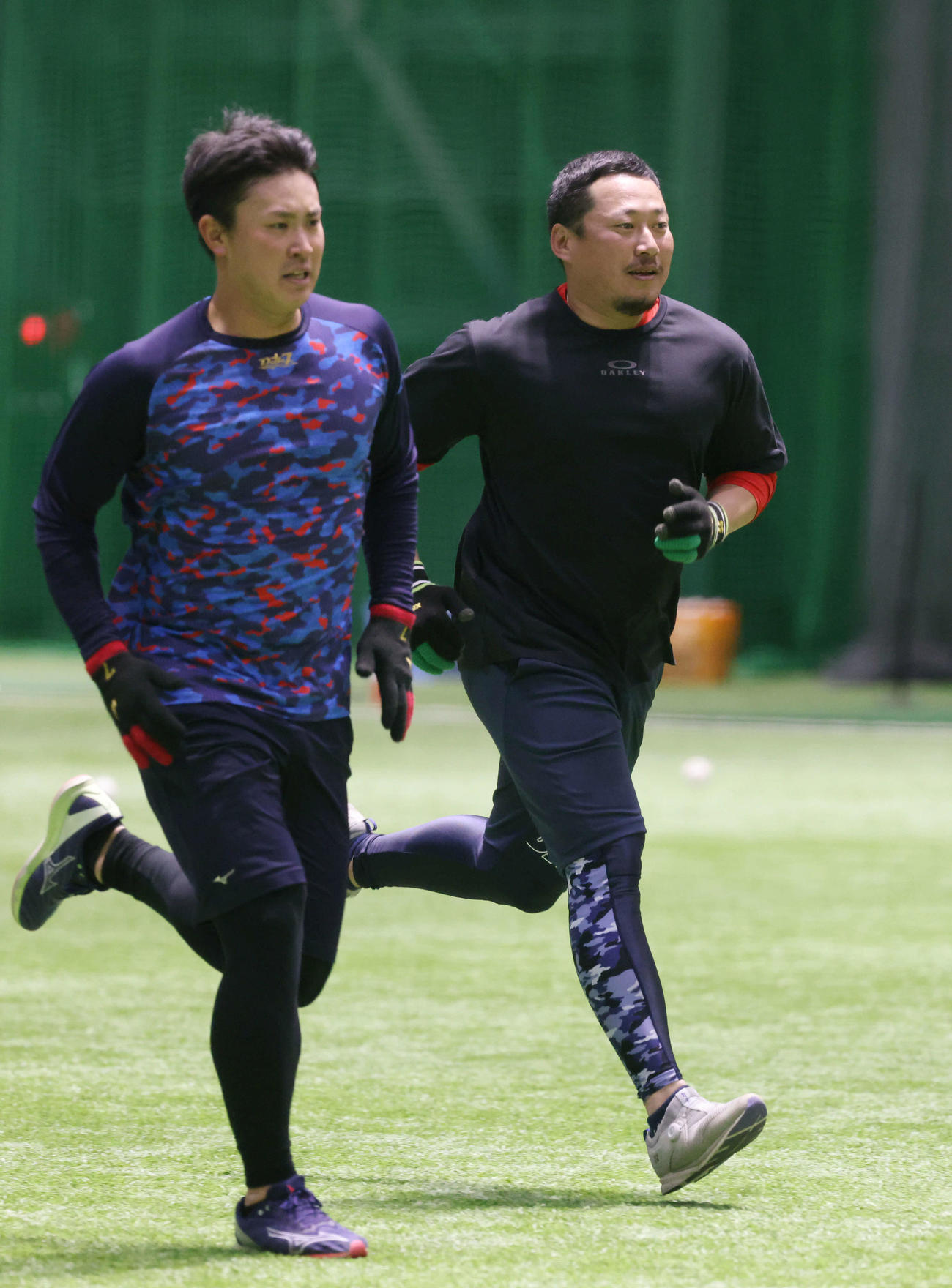 広島合同自主トレ　走り込む松山。左は堂林（撮影・加藤孝規）