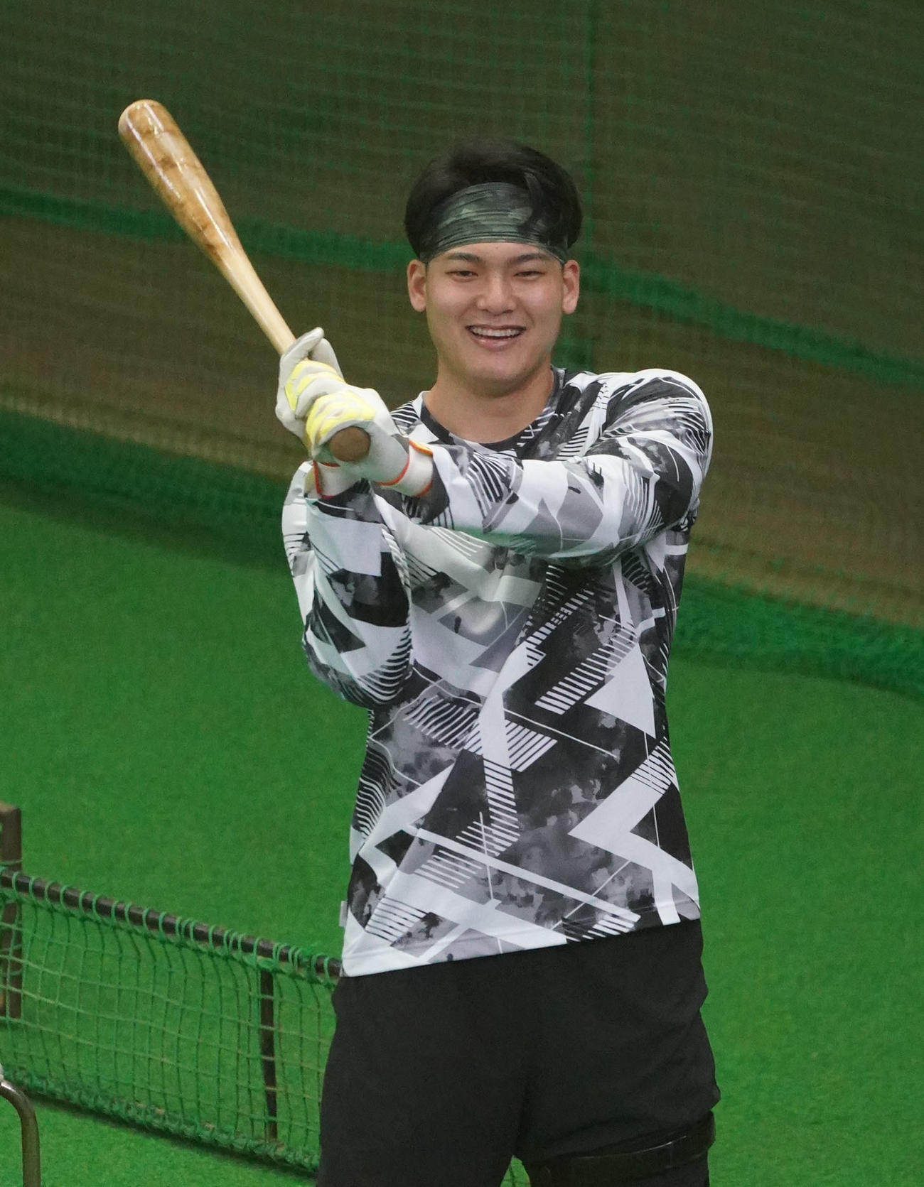 22年12月、明るい表情で打撃練習をする石川昂弥