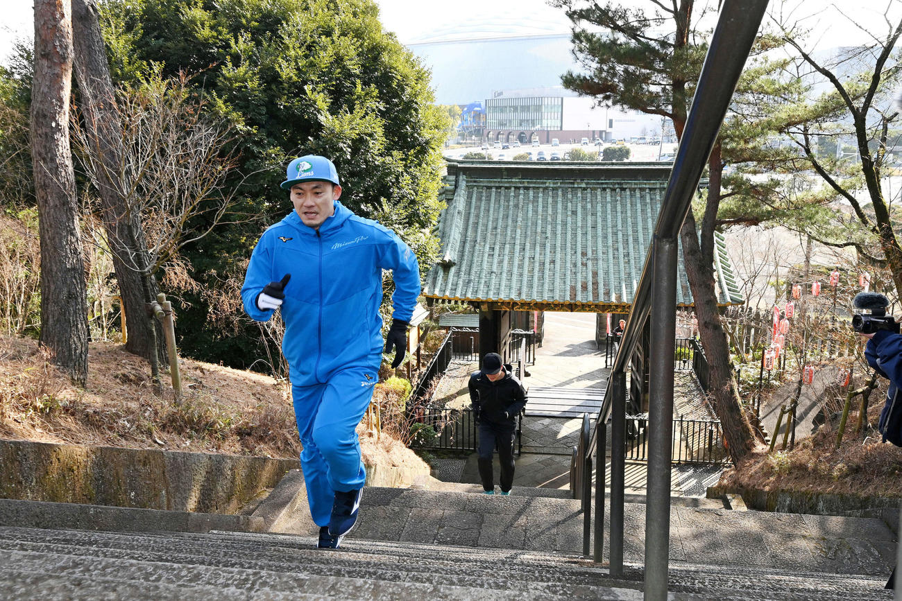 狭山山不動寺での自主トレで階段を駆け上がる西武栗山（手前）（撮影・滝沢徹郎）
