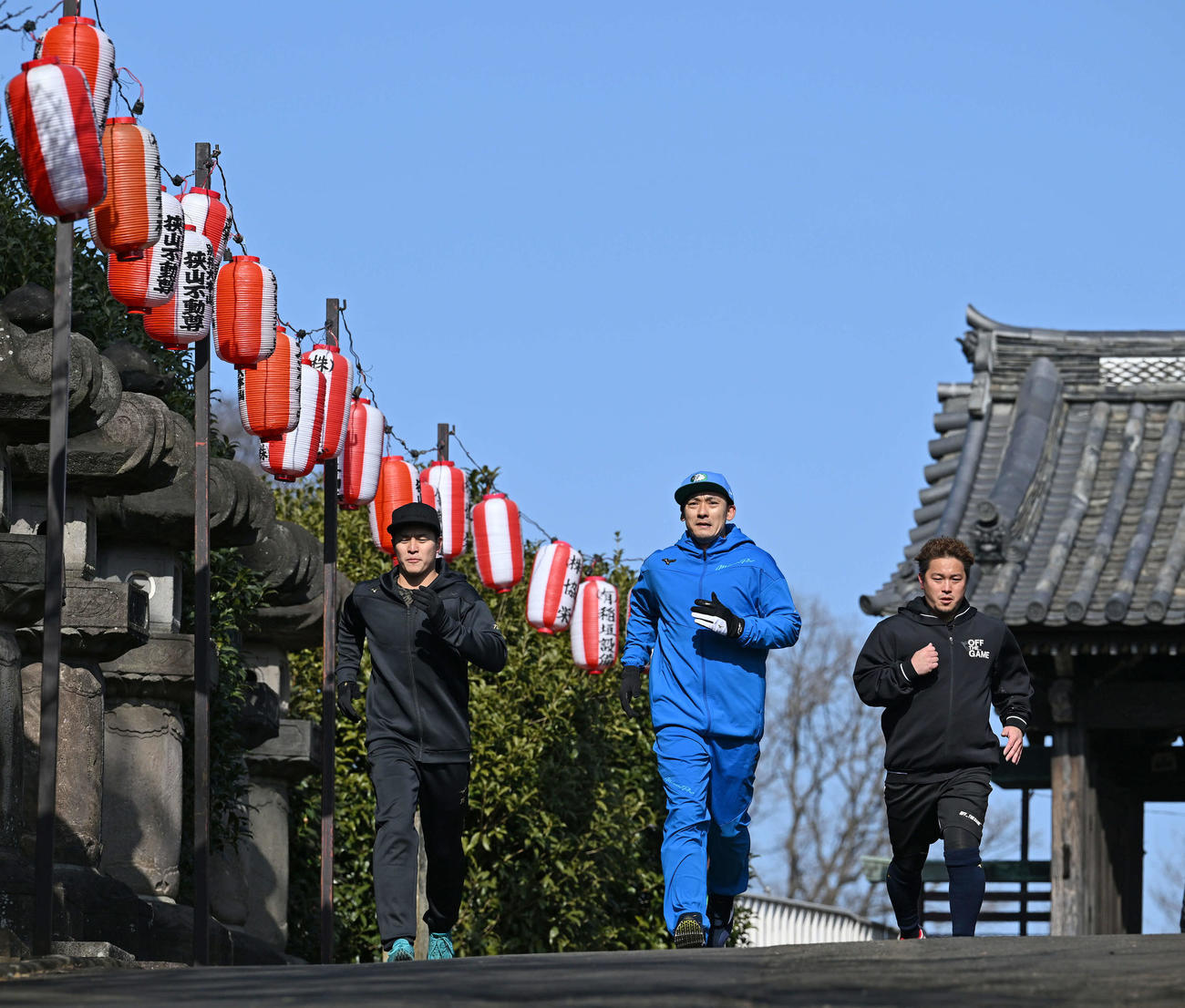 狭山山不動寺で自主トレのダッシュをする西武栗山（中央）。左は斉藤誠と岡田（撮影・滝沢徹郎）