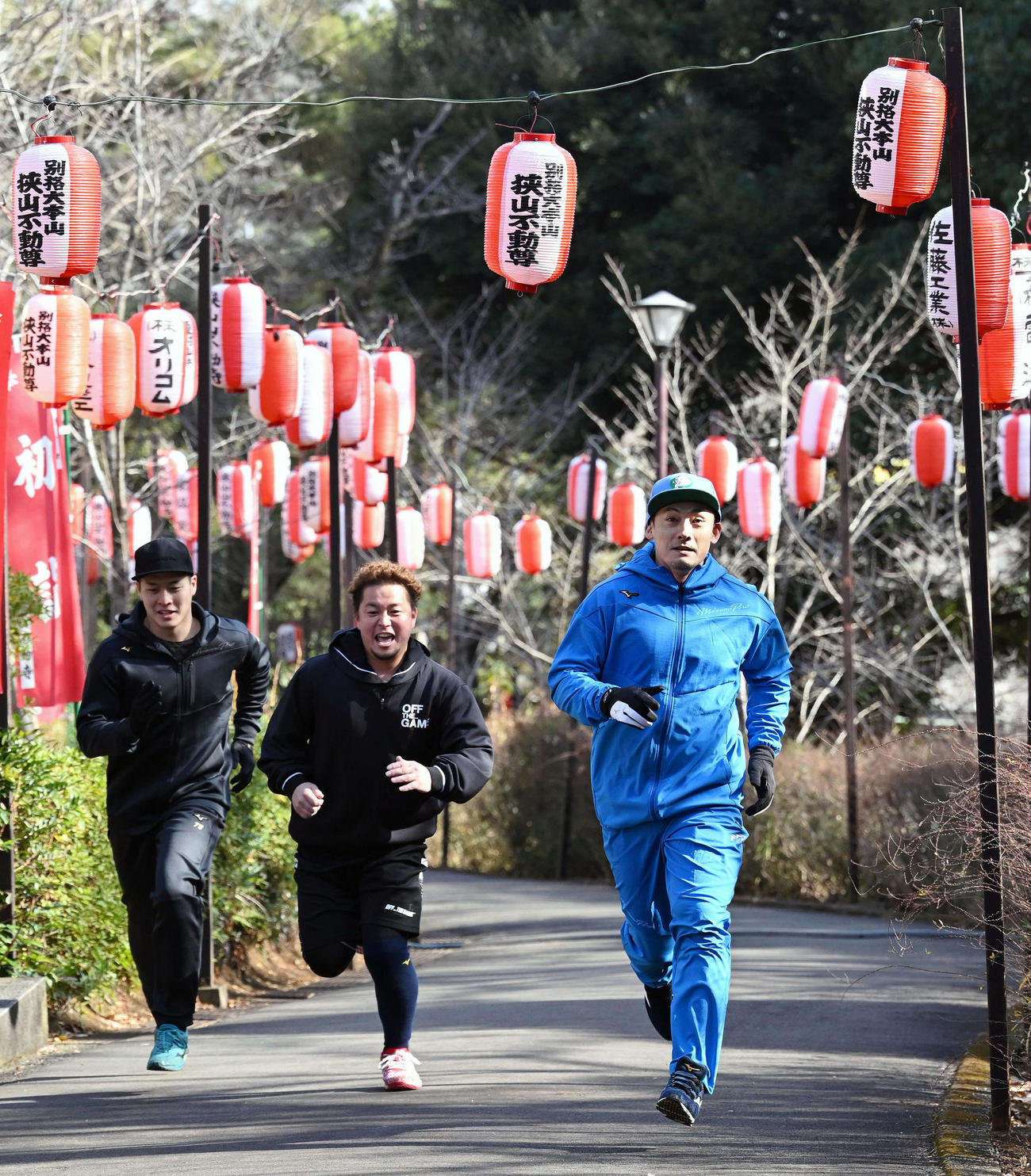 狭山山不動寺で自主トレのダッシュをする西武栗山（右）。左から斉藤誠、岡田（撮影・滝沢徹郎）