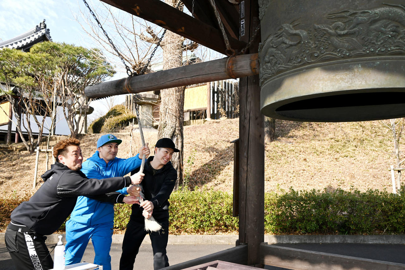 狭山山不動寺で鐘を突く西武栗山（中央）。左は岡田と斉藤誠（撮影・滝沢徹郎）