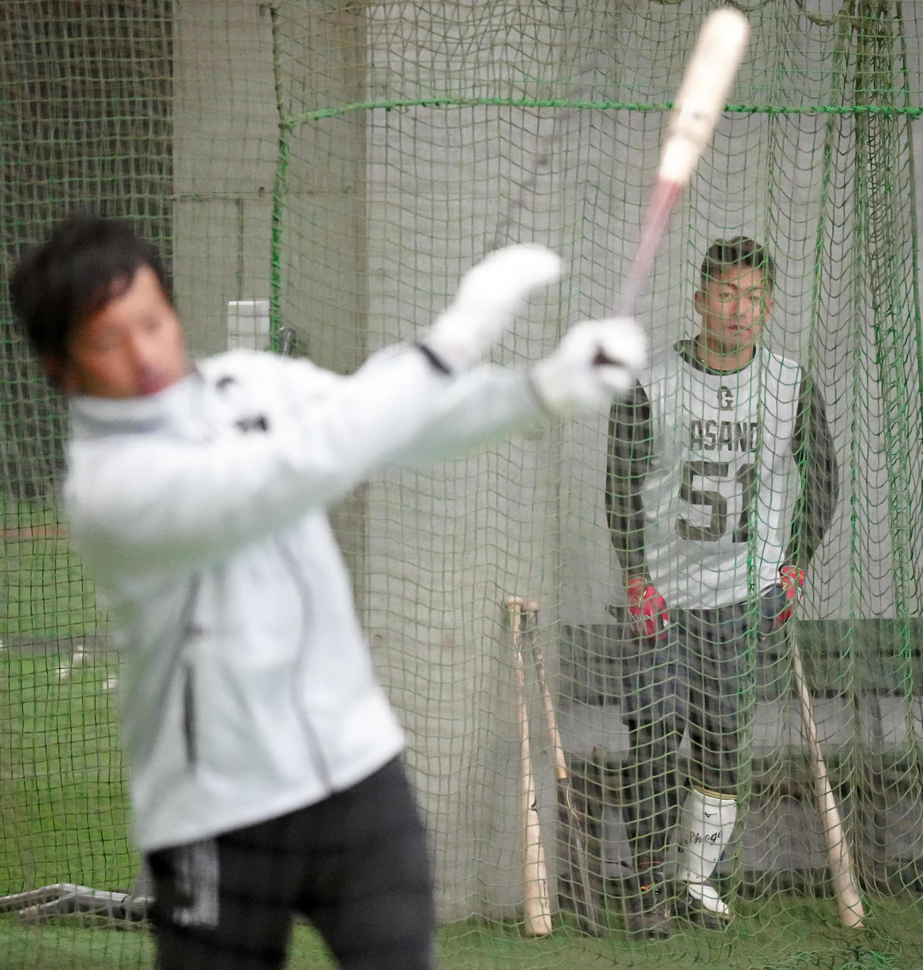 新人合同自主トレ中、打撃練習する巨人松田（手前）を見つめるドラフト1位の浅野（撮影・江口和貴）