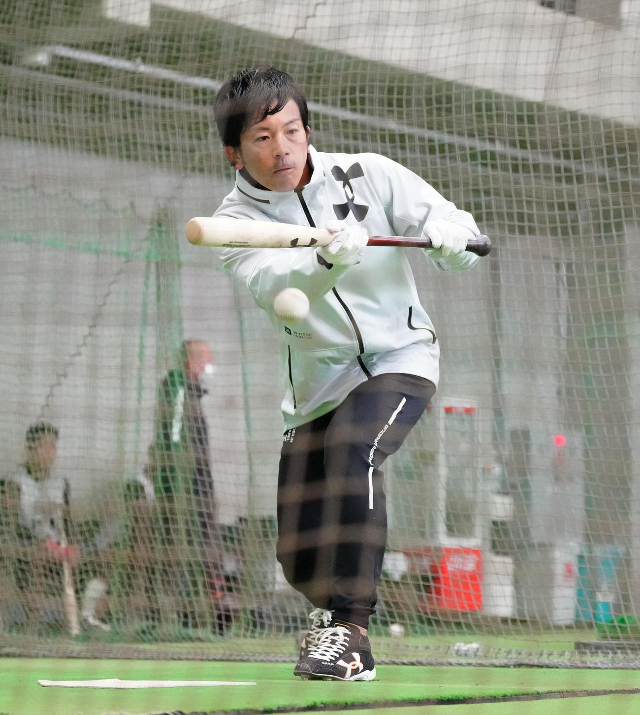 ジャイアンツ球場での自主トレで、バント練習する巨人松田（撮影・江口和貴）