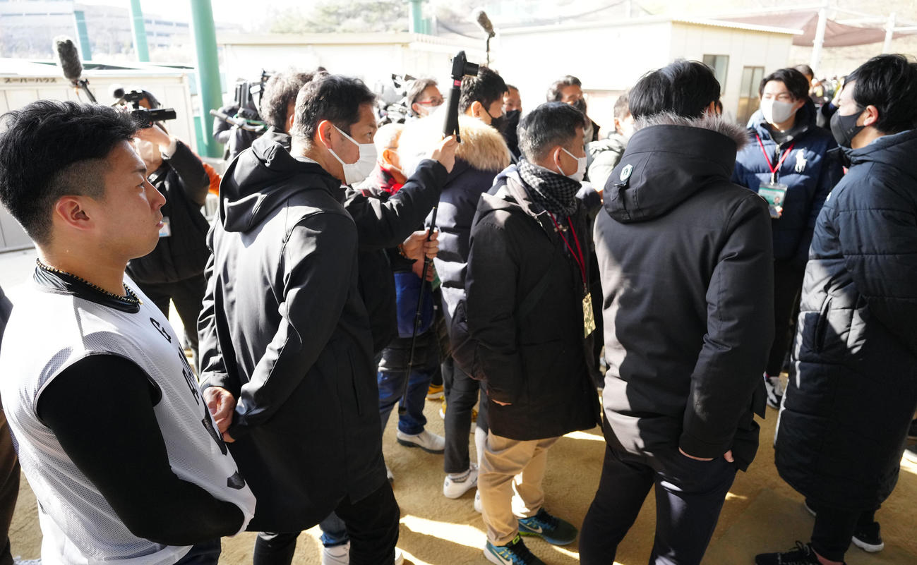 自主トレ公開後に取材に応じる巨人松田（右端）の話を聞くドラフト1位の浅野（左端）（撮影・江口和貴）