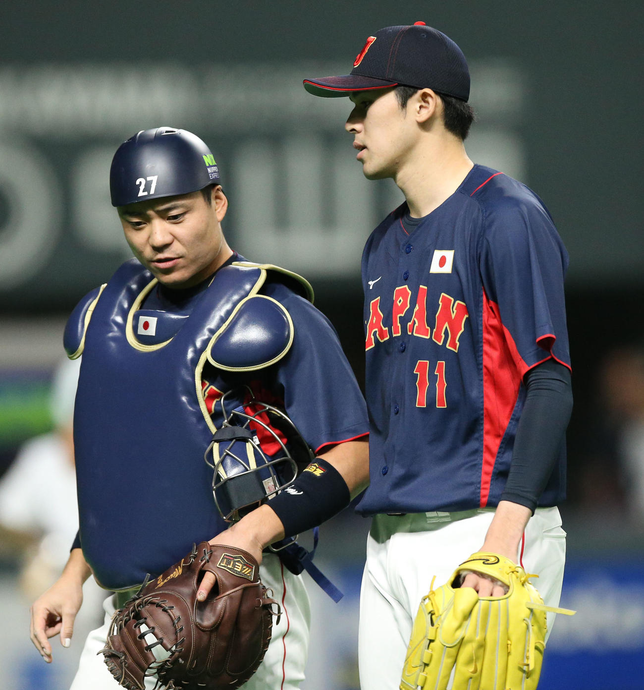 22年11月　オーストラリア対日本　1回裏を無失点に抑えベンチに戻る中村（左）と佐々木朗