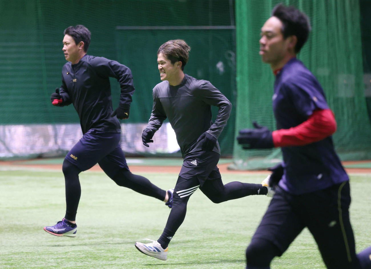 広島合同自主トレ　走り込む上本。左は堂林。手前は秋山（撮影・加藤孝規）