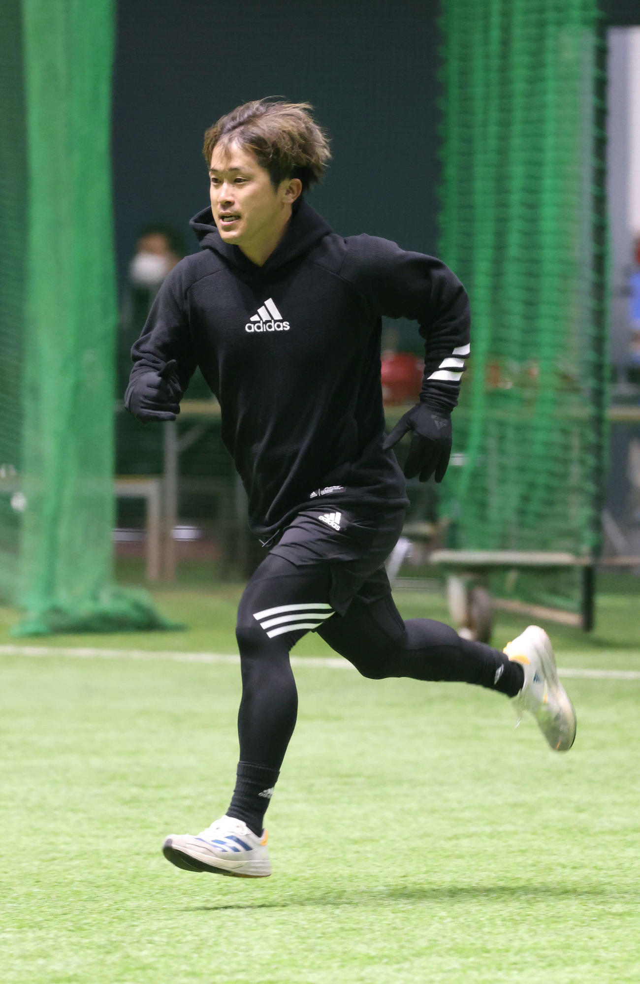 広島合同自主トレ　走り込む上本（撮影・加藤孝規）