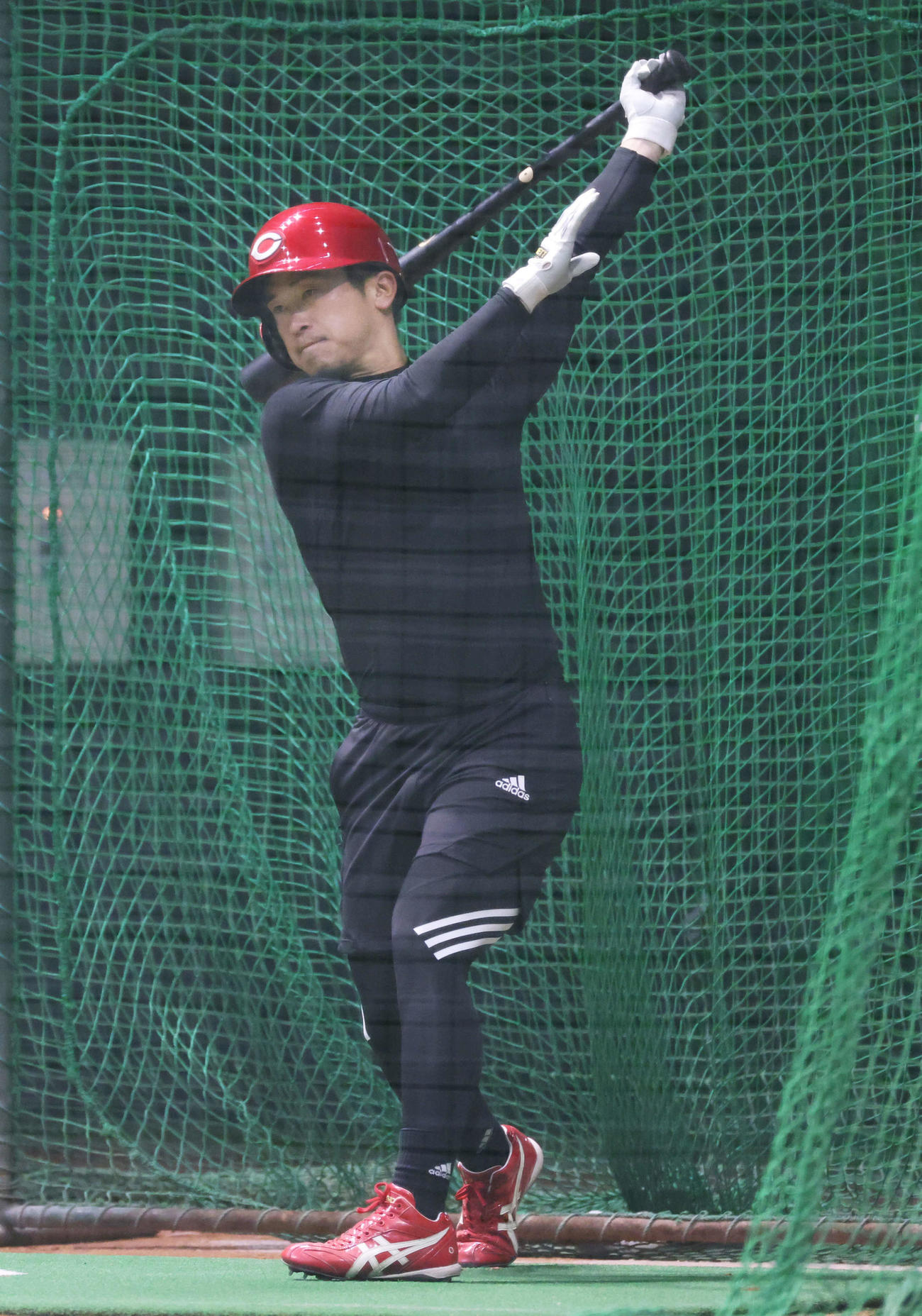 広島合同自主トレ　打撃練習をする上本（撮影・加藤孝規）