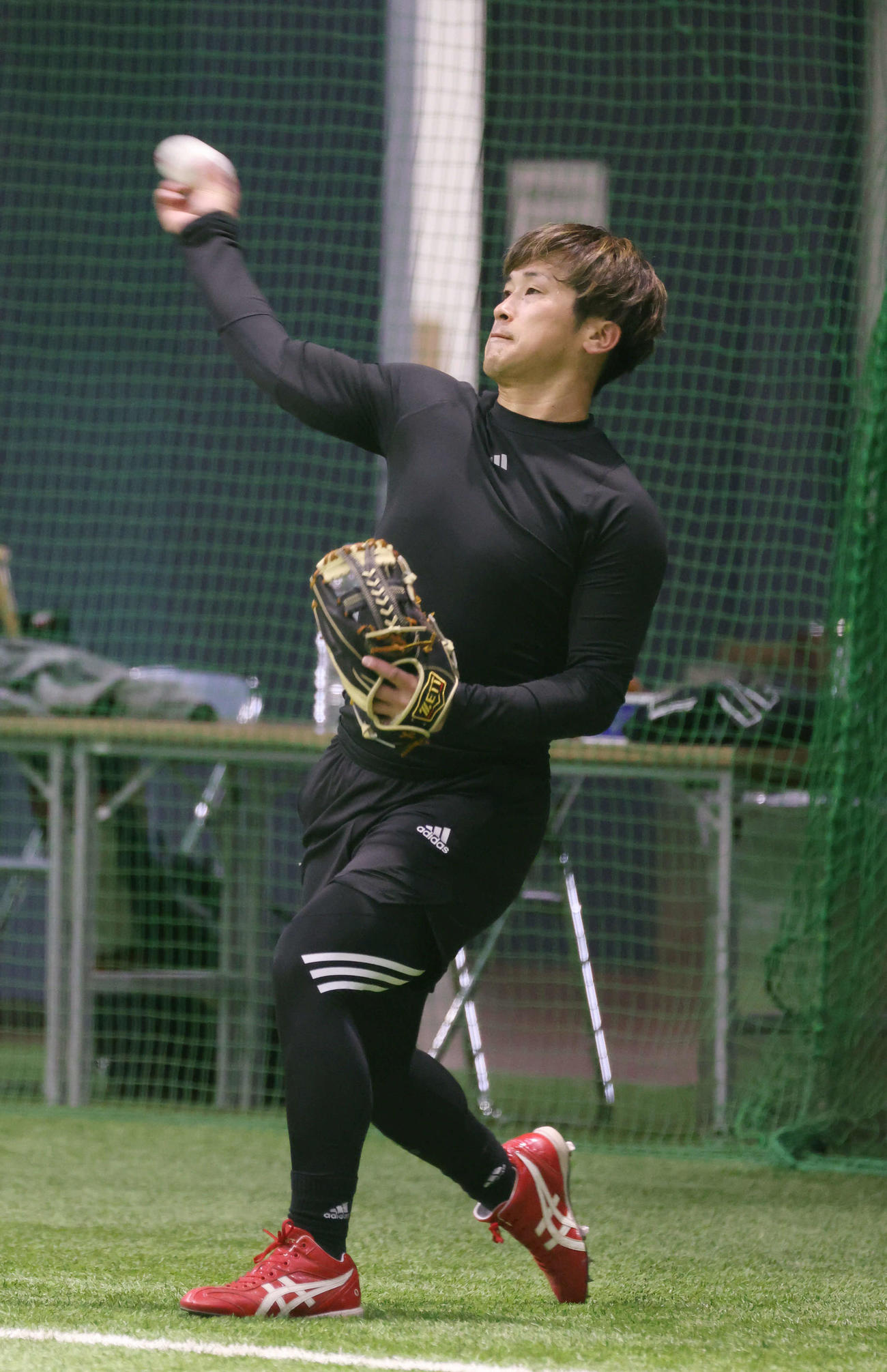 広島合同自主トレ　キャッチボールをする上本（撮影・加藤孝規）