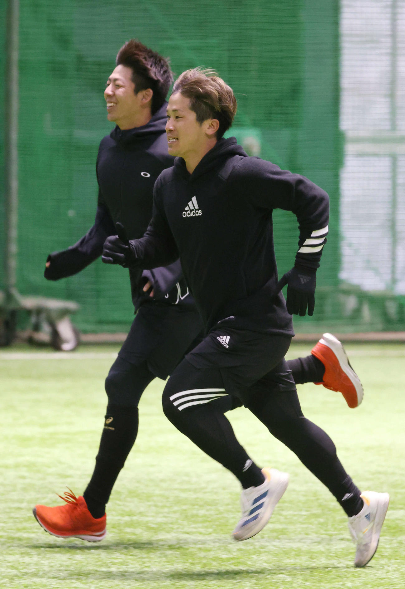 広島合同自主トレ　走り込む上本。左は野間（撮影・加藤孝規）