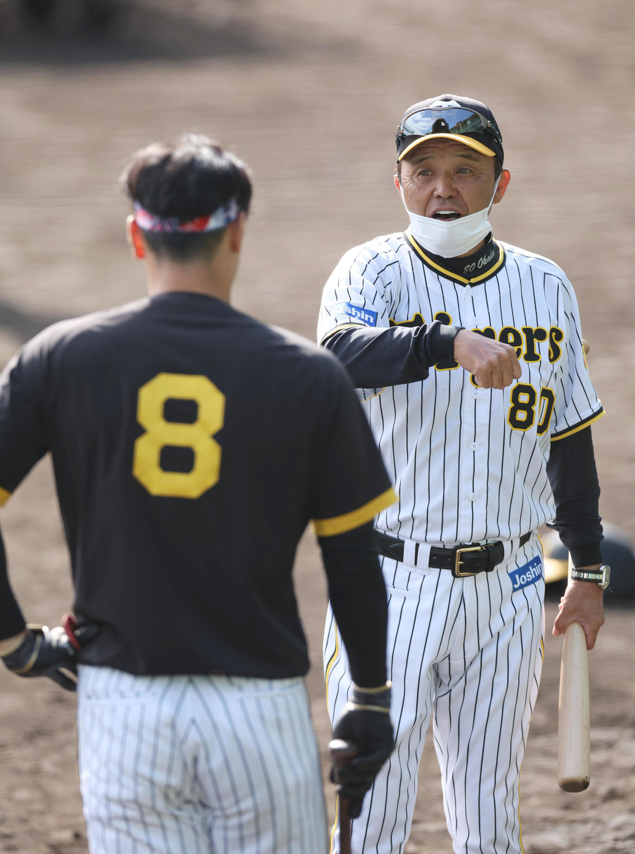 22年11月の阪神秋季キャンプ、佐藤輝（左）を打撃指導する岡田監督