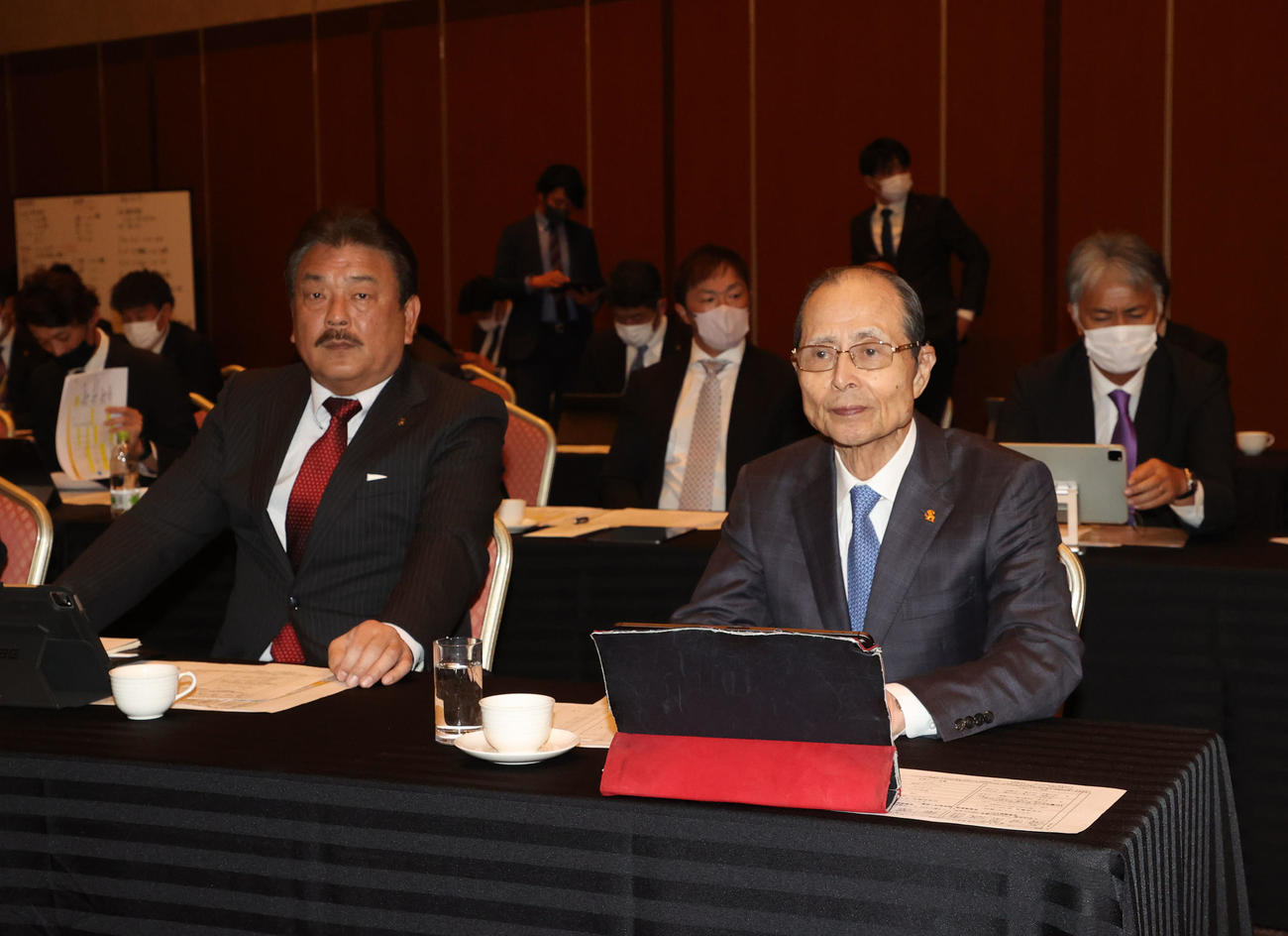 監督コーチ会議に出席した藤本監督と王球団会長（右）