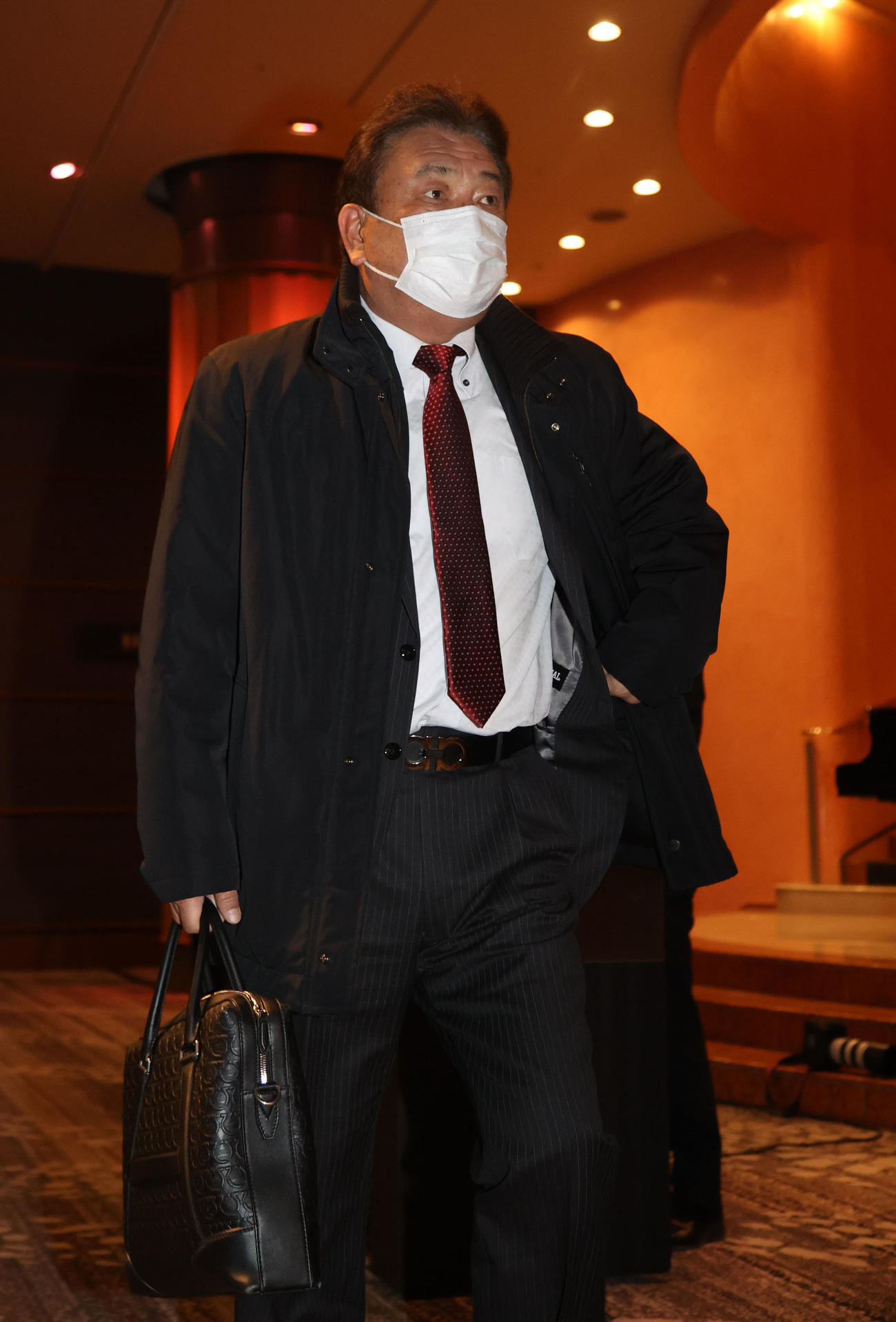 監督コーチ会議の会場に入る藤本博史監督（撮影・梅根麻紀）