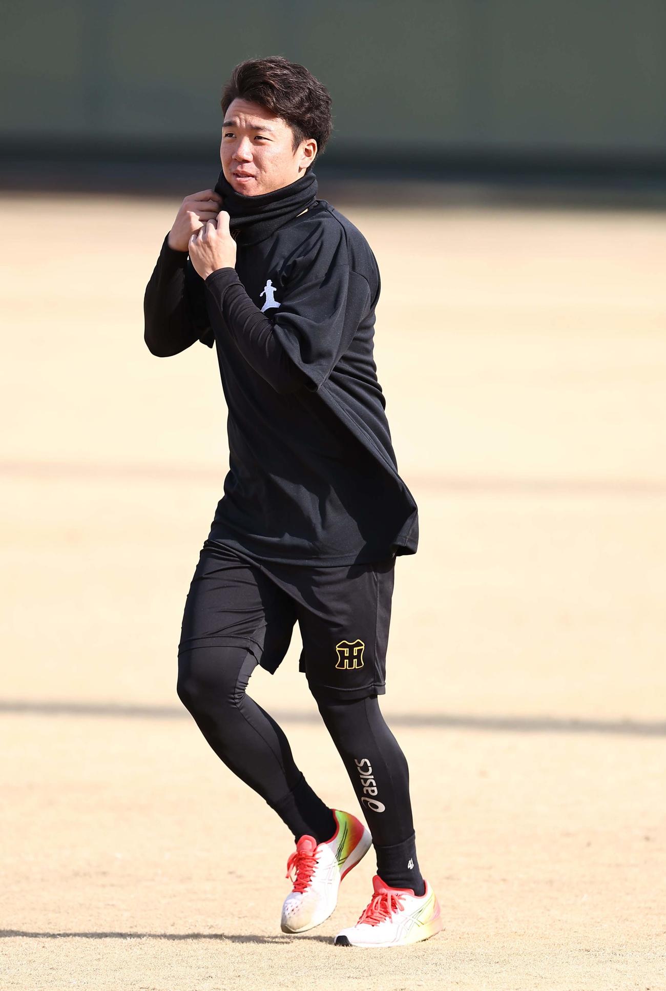 外野をランニングする村上（撮影・上田博志）