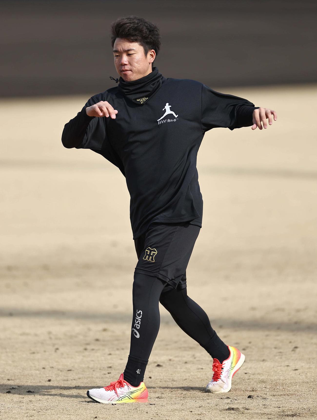 ウオーミングアップをする村上（撮影・上田博志）