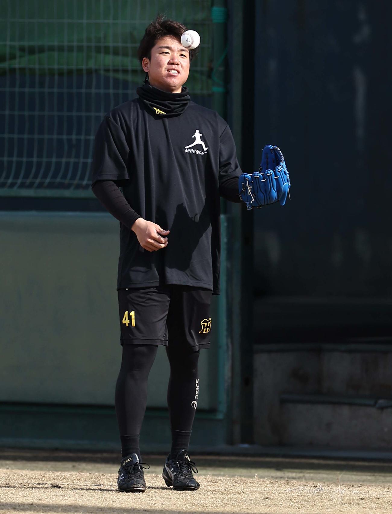 キャッチボールをして汗を流す村上（撮影・上田博志）