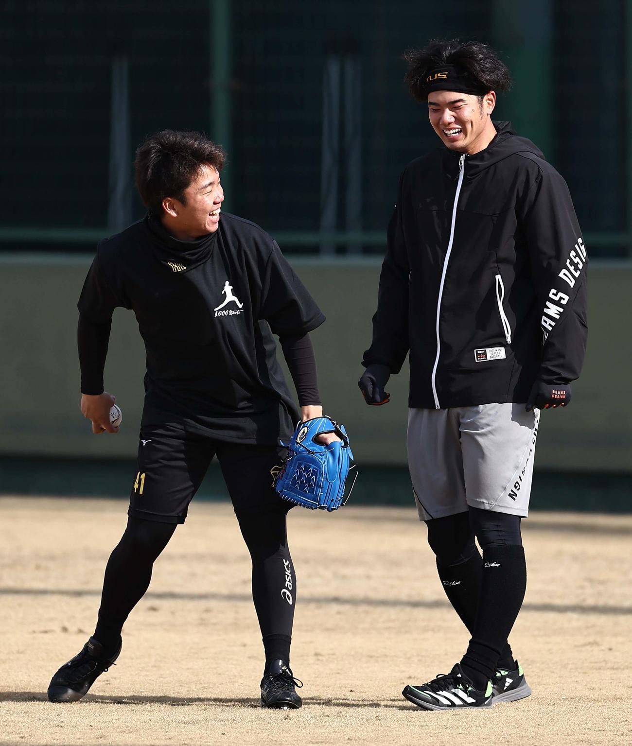 川原（右）と談笑する村上（撮影・上田博志）