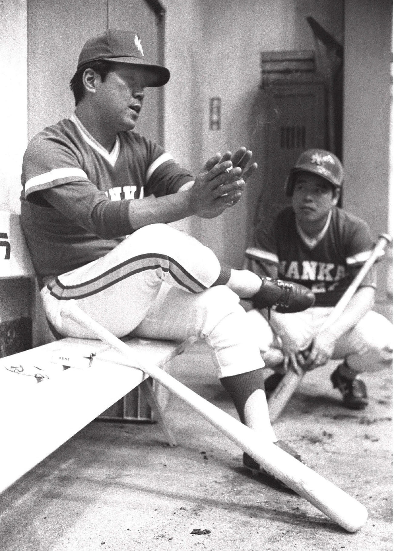 74年、ベンチ内で野村克也（左）の話を聞く門田