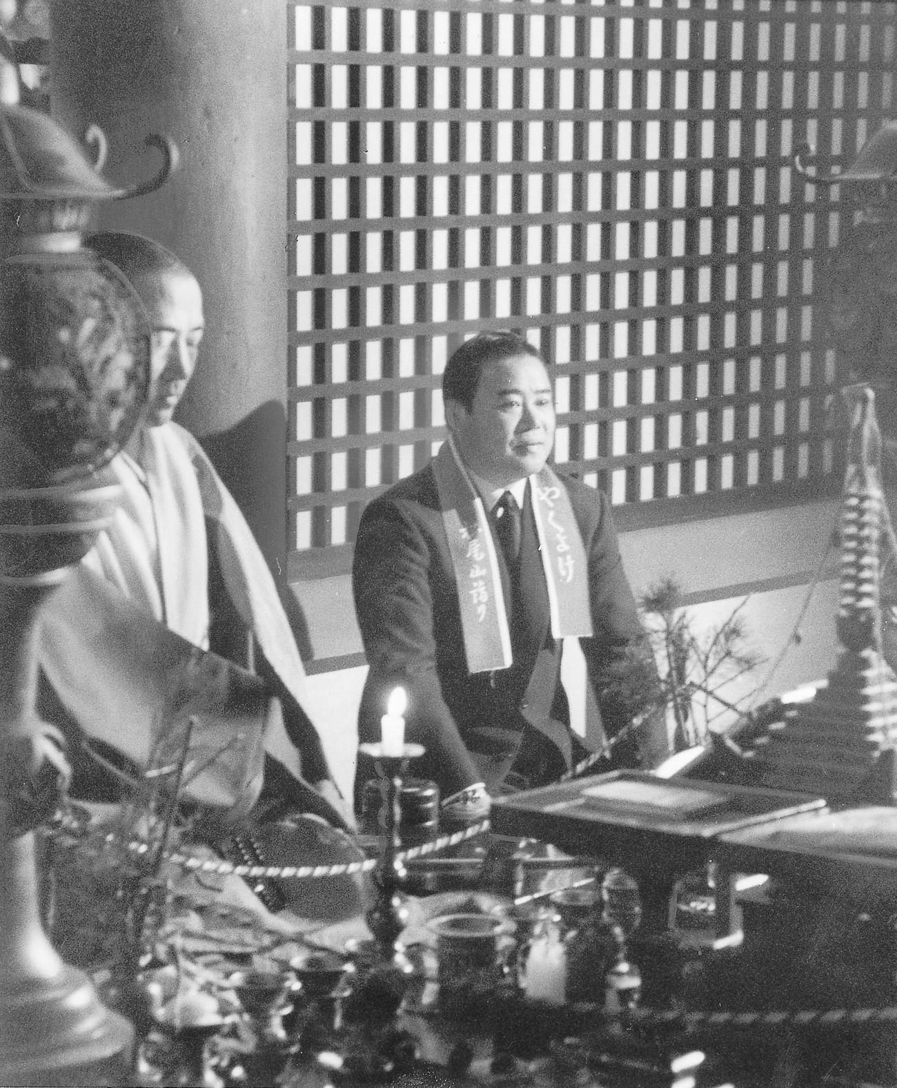 89年1月、奈良県大和郡山市の本庵寺で厄払いの祈とうをうける門田