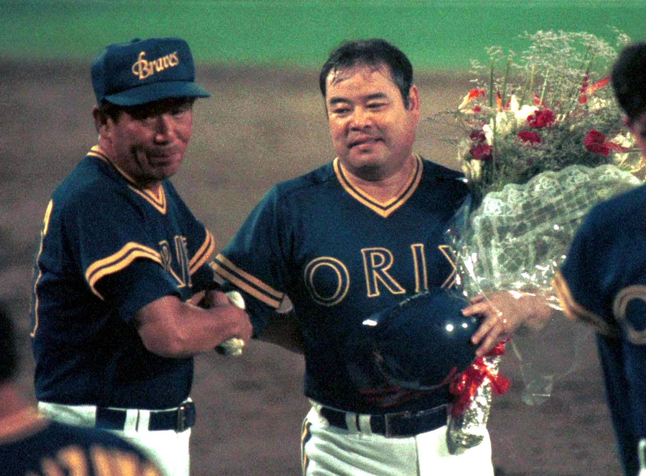 89年8月、プロ通算500本塁打を放ったオリックス門田を祝福