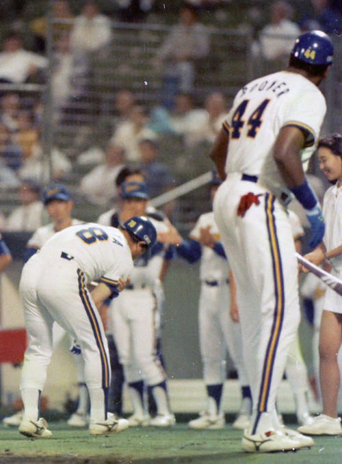 89年9月、ダイエー対オリックス　3回裏オリックス2死、左越え本塁打を放った門田さん（左）はブーマーとハイタッチをした際に右肩を捻挫し険しい表情を見せる