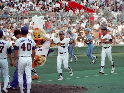 90年9月、サヨナラ満塁本塁打を放ちナインに迎えられる門田