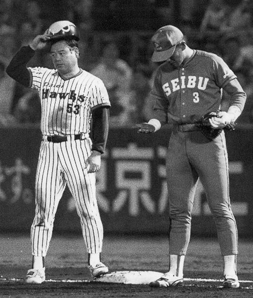 91年5月、4500塁打を達成し、ファンの声援にヘルメットを取って応える門田。右は清原和博