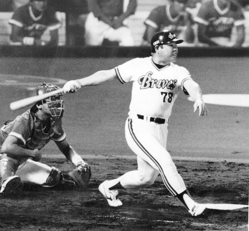 90年8月、山本浩二の歴代記録を抜く通算537号本塁打を放つ門田