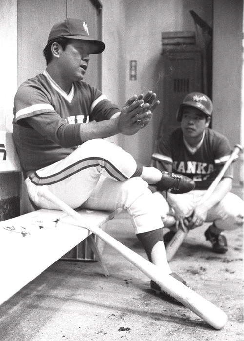 74年、ベンチ内で野村克也（左）の話を聞く門田
