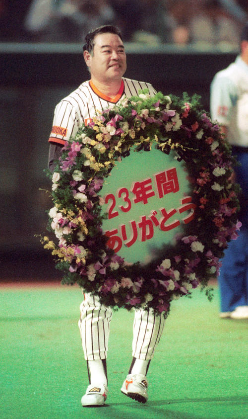 92年10月ダイエー対近鉄、最終打席を終え、「23年間ありがとう」の花輪を受けスタンドのファンにあいさつする門田
