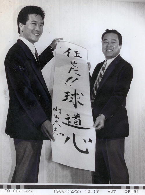88年、本紙評論家の山田久志氏（左）との新春対談で笑顔を見せる門田