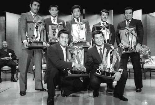 81年11月、日刊スポーツ年間三賞の表彰　前列左から原辰徳、石毛宏典、後列左から山本浩二、江川卓、江夏豊、福本豊、門田博光