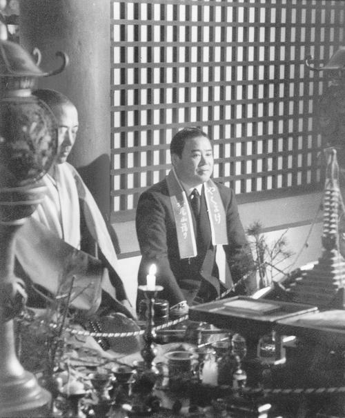 89年1月、奈良県大和郡山市の本庵寺で厄払いの祈とうをうける門田
