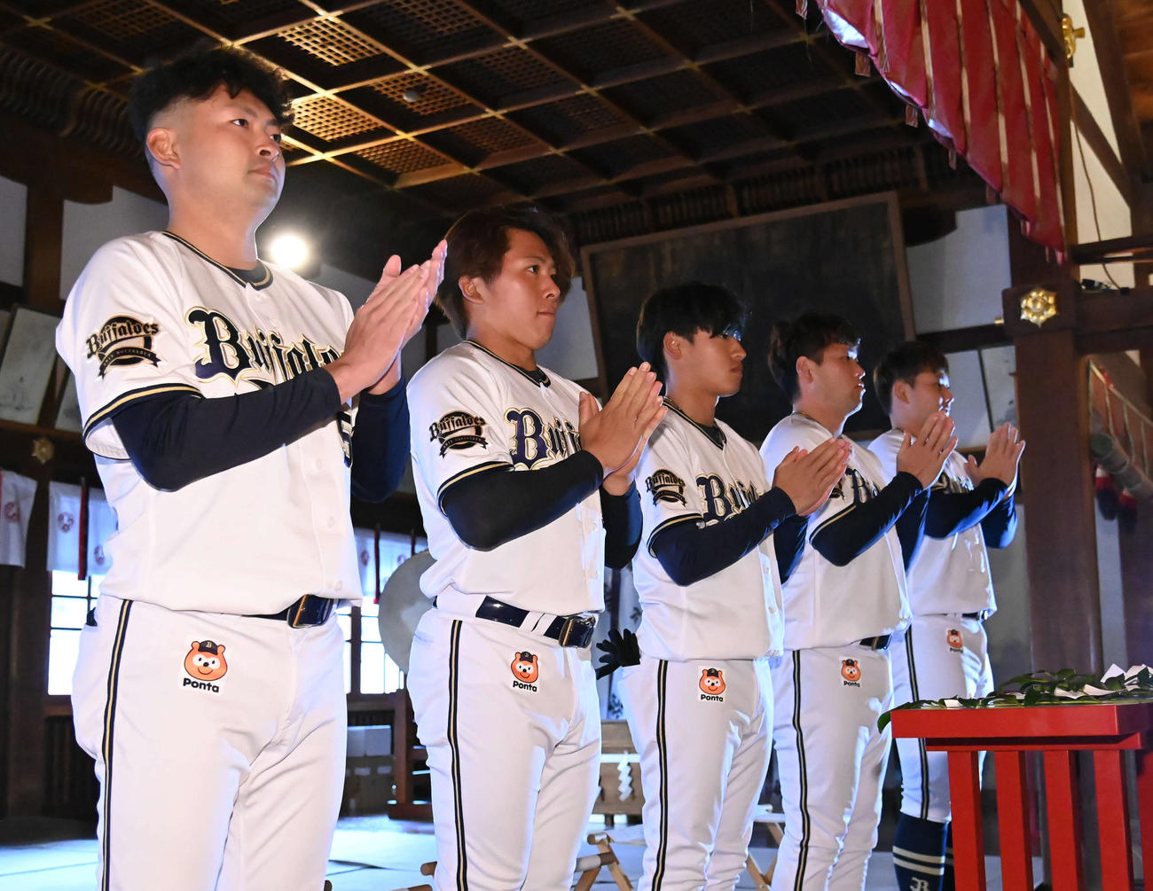 祈とうをする（左から）オリックス小木田、池田、渡部、福永、野口（撮影・石井愛子）