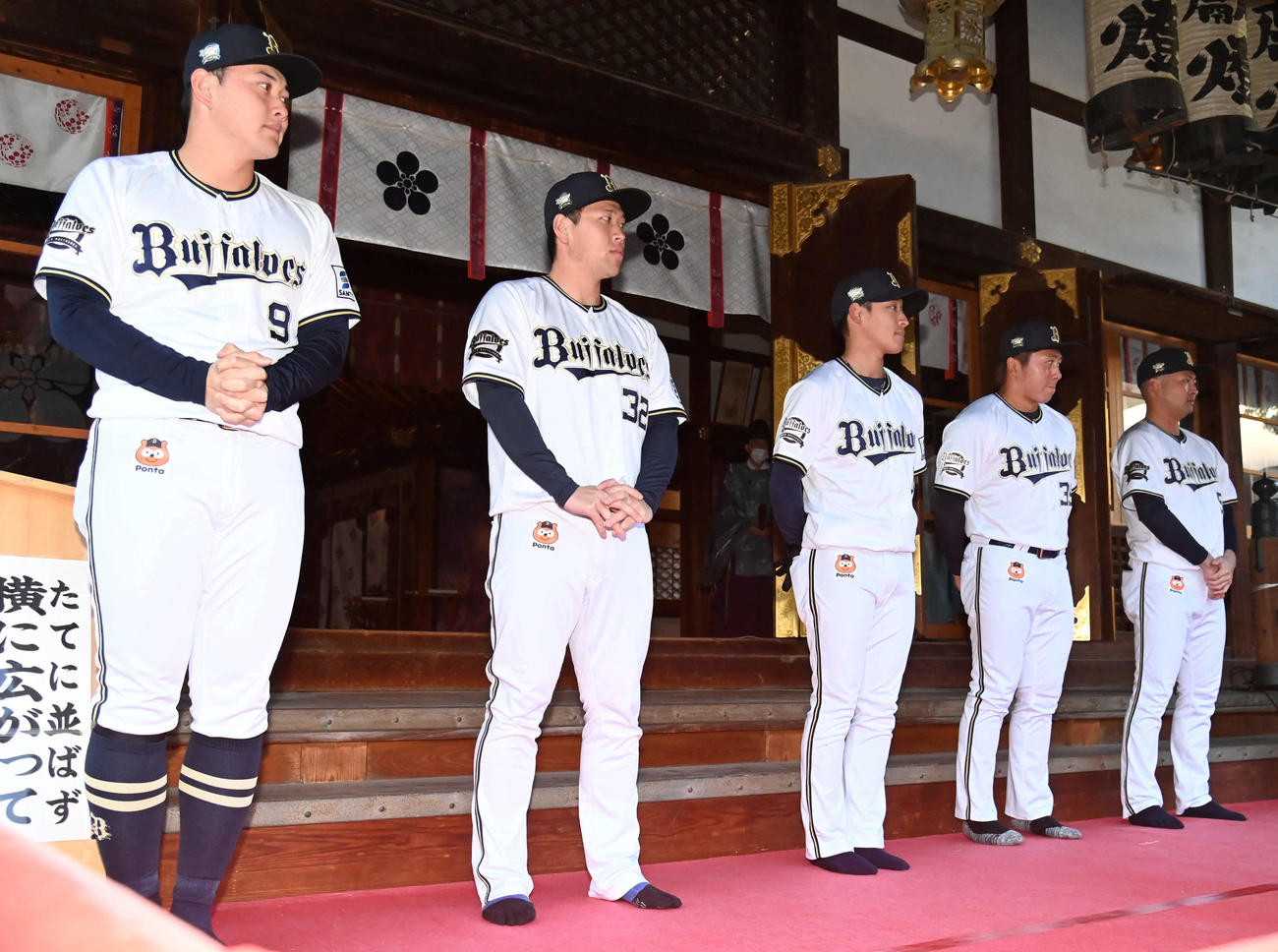 福玉行事に参加した（左から）オリックス野口、福永、渡部、池田、小木田（撮影・石井愛子）